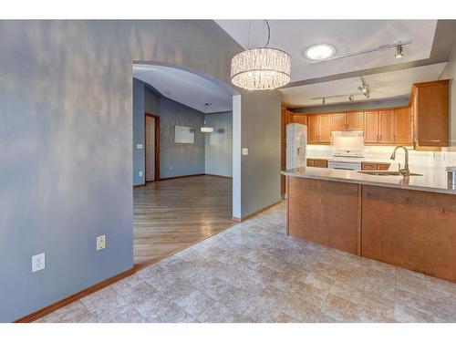 24 Signature Villas Sw, Calgary, AB - Indoor Photo Showing Kitchen