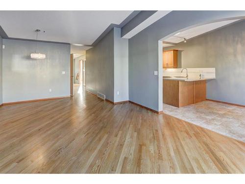 24 Signature Villas Sw, Calgary, AB - Indoor Photo Showing Kitchen