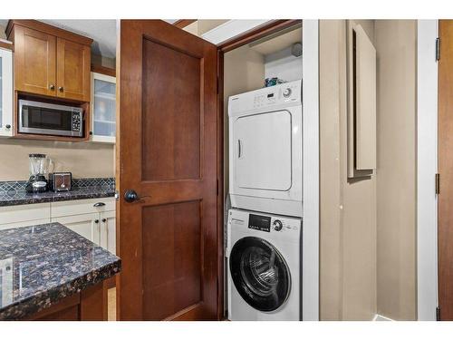 301-173 Kananaskis Way, Canmore, AB - Indoor Photo Showing Laundry Room