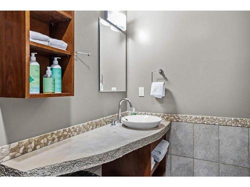 301-173 Kananaskis Way, Canmore, AB - Indoor Photo Showing Bathroom