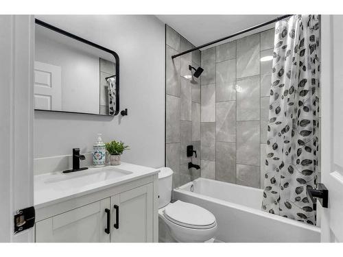 350 Chelsea Hollow, Chestermere, AB - Indoor Photo Showing Bathroom