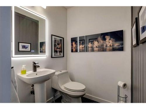 179 Mountain Park Drive Se, Calgary, AB - Indoor Photo Showing Bathroom