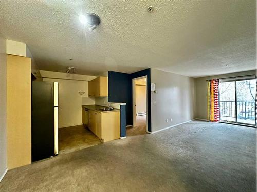 1224-8 Bridlecrest Drive Sw, Calgary, AB - Indoor Photo Showing Kitchen