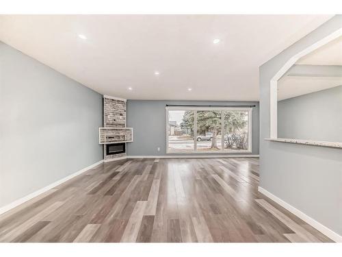 6731 Malvern Road Ne, Calgary, AB - Indoor Photo Showing Living Room