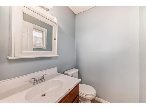 6731 Malvern Road Ne, Calgary, AB - Indoor Photo Showing Bathroom