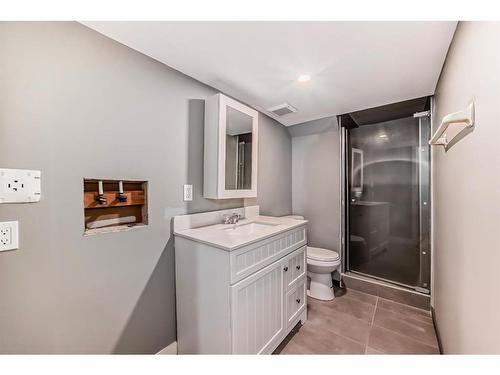 6731 Malvern Road Ne, Calgary, AB - Indoor Photo Showing Bathroom