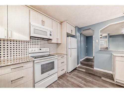 6731 Malvern Road Ne, Calgary, AB - Indoor Photo Showing Kitchen