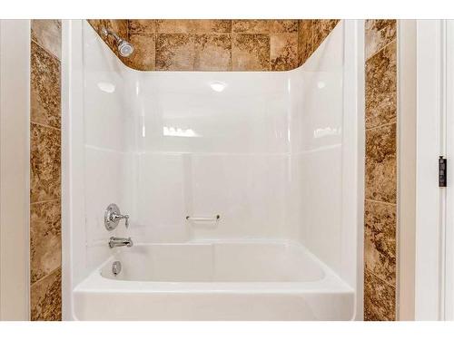 311-35 Aspenmont Heights Sw, Calgary, AB - Indoor Photo Showing Bathroom