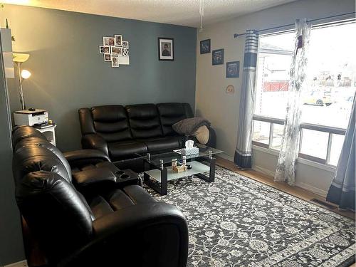 47 Falchurch Road Ne, Calgary, AB - Indoor Photo Showing Living Room