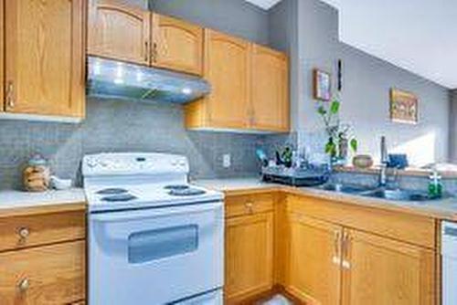 104-111 Tarawood Lane Ne, Calgary, AB - Indoor Photo Showing Kitchen