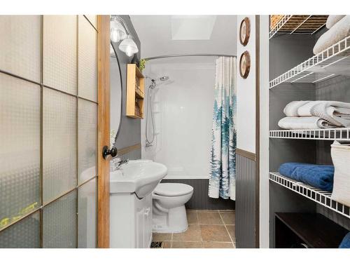 2216 41 Street Se, Calgary, AB - Indoor Photo Showing Bathroom