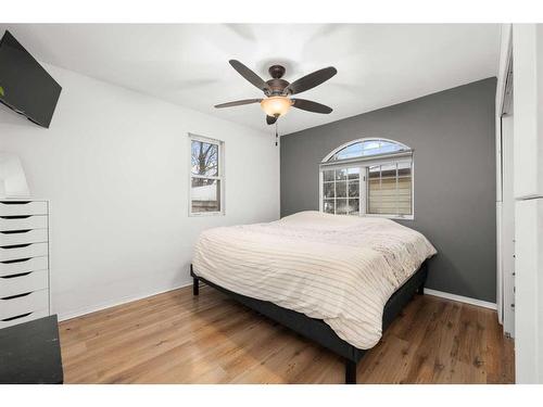 2216 41 Street Se, Calgary, AB - Indoor Photo Showing Bedroom