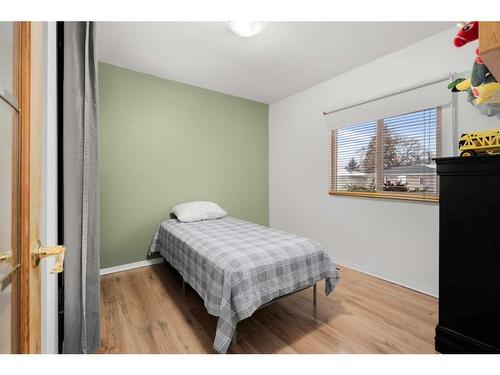 2216 41 Street Se, Calgary, AB - Indoor Photo Showing Bedroom