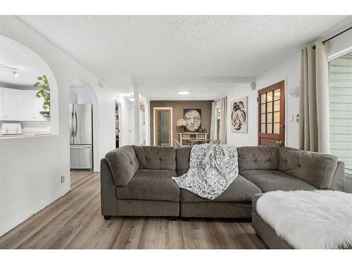 2216 41 Street Se, Calgary, AB - Indoor Photo Showing Living Room