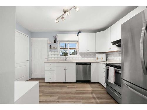 2216 41 Street Se, Calgary, AB - Indoor Photo Showing Kitchen