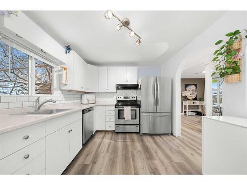 2216 41 Street Se, Calgary, AB - Indoor Photo Showing Kitchen