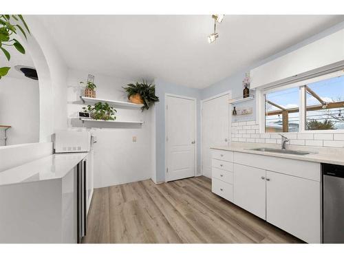 2216 41 Street Se, Calgary, AB - Indoor Photo Showing Kitchen