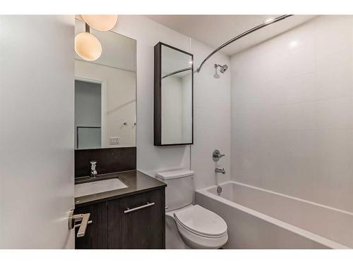 409-730 2Nd Avenue Sw, Calgary, AB - Indoor Photo Showing Bathroom