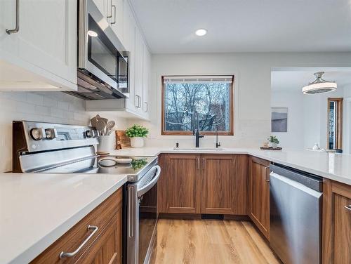 10 Crystalridge Way, Okotoks, AB - Indoor Photo Showing Kitchen With Upgraded Kitchen