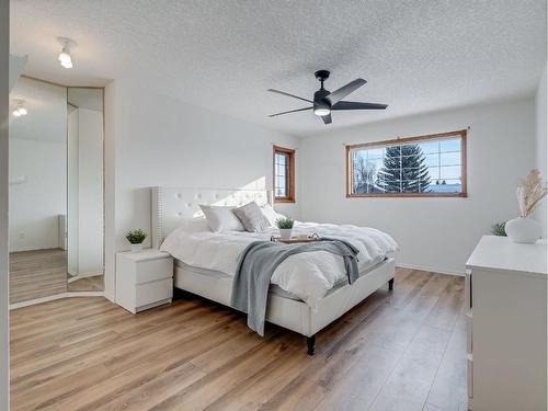 10 Crystalridge Way, Okotoks, AB - Indoor Photo Showing Bedroom