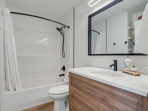 10 Crystalridge Way, Okotoks, AB - Indoor Photo Showing Bathroom