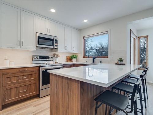 10 Crystalridge Way, Okotoks, AB - Indoor Photo Showing Kitchen