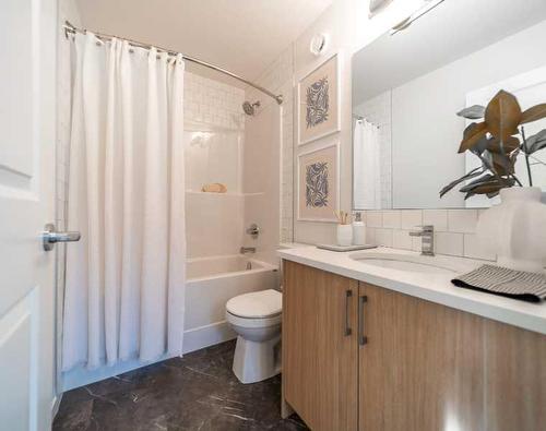 467 Tekarra Drive Nw, Calgary, AB - Indoor Photo Showing Bathroom