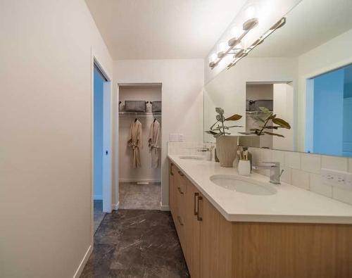 467 Tekarra Drive Nw, Calgary, AB - Indoor Photo Showing Bathroom