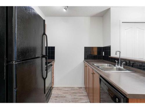 4120-60 Panatella Street Nw, Calgary, AB - Indoor Photo Showing Kitchen With Double Sink