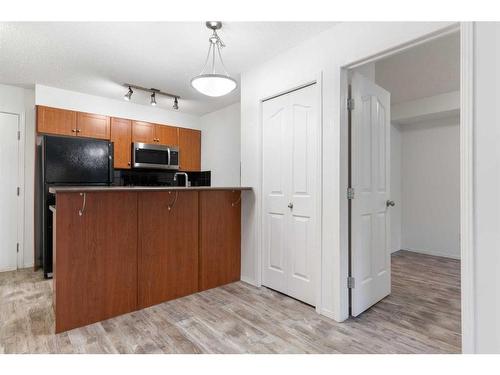 4120-60 Panatella Street Nw, Calgary, AB - Indoor Photo Showing Kitchen