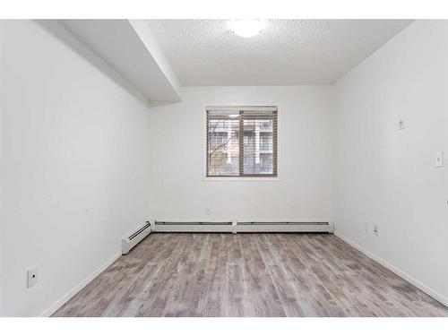 4120-60 Panatella Street Nw, Calgary, AB - Indoor Photo Showing Other Room