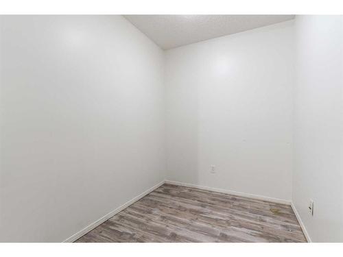 4120-60 Panatella Street Nw, Calgary, AB - Indoor Photo Showing Other Room