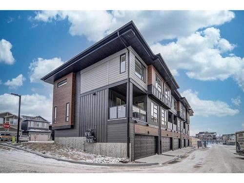 43 Lucas Way Nw, Calgary, AB - Outdoor