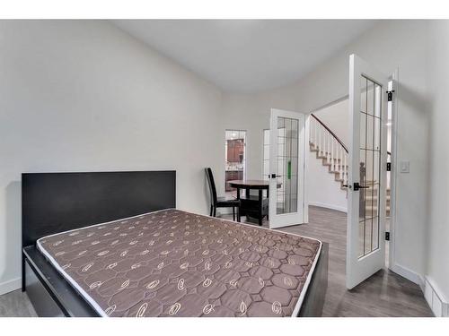 138 Hamptons Heights Nw, Calgary, AB - Indoor Photo Showing Bedroom