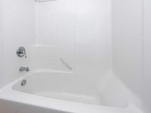 302-1408 17 Street Se, Calgary, AB - Indoor Photo Showing Bathroom