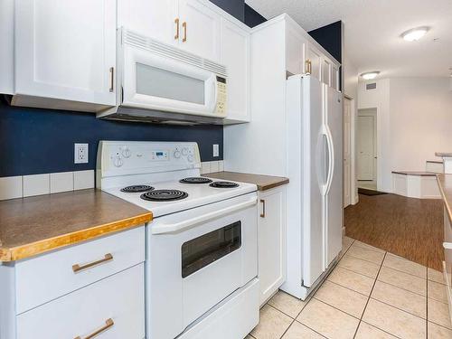 302-1408 17 Street Se, Calgary, AB - Indoor Photo Showing Kitchen