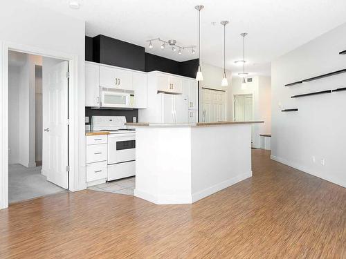 302-1408 17 Street Se, Calgary, AB - Indoor Photo Showing Kitchen