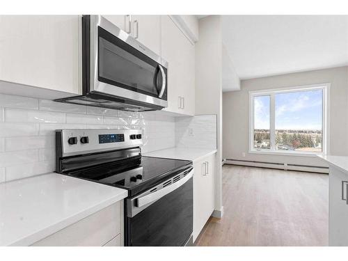 405-660 Shawnee Square Sw, Calgary, AB - Indoor Photo Showing Kitchen With Upgraded Kitchen