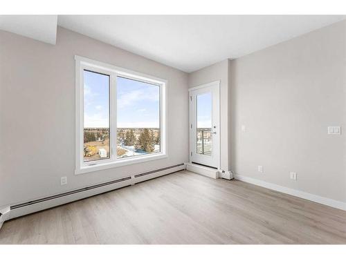 405-660 Shawnee Square Sw, Calgary, AB - Indoor Photo Showing Other Room