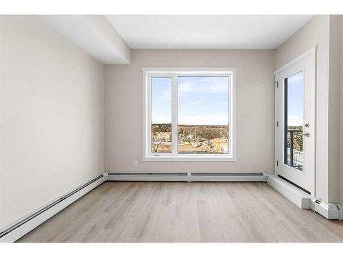 405-660 Shawnee Square Sw, Calgary, AB - Indoor Photo Showing Other Room