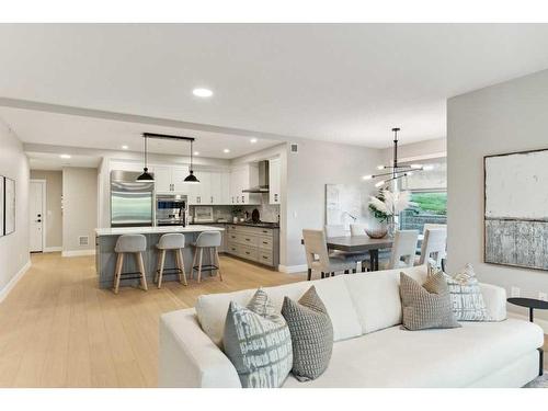 110-15 Cougar Ridge Landing Sw, Calgary, AB - Indoor Photo Showing Living Room