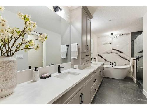 110-15 Cougar Ridge Landing Sw, Calgary, AB - Indoor Photo Showing Bathroom