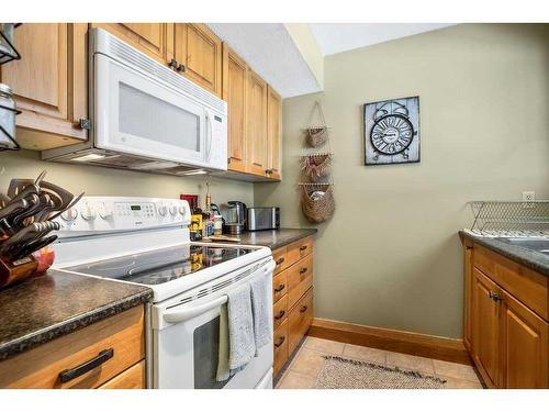 703-2520 Palliser Drive Sw, Calgary, AB - Indoor Photo Showing Kitchen