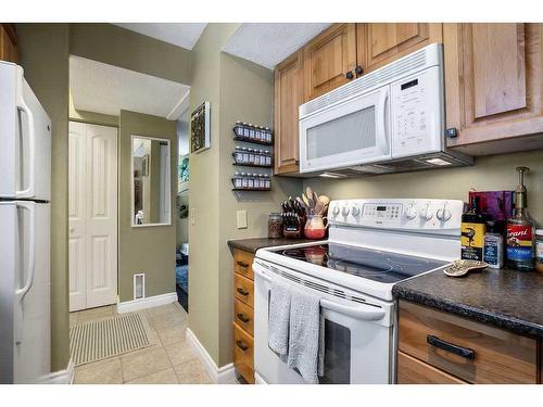 703-2520 Palliser Drive Sw, Calgary, AB - Indoor Photo Showing Kitchen