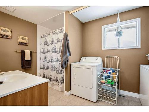 703-2520 Palliser Drive Sw, Calgary, AB - Indoor Photo Showing Laundry Room