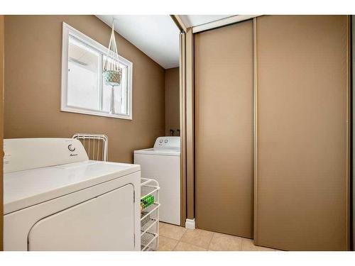 703-2520 Palliser Drive Sw, Calgary, AB - Indoor Photo Showing Laundry Room