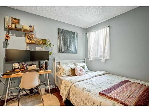 703-2520 Palliser Drive Sw, Calgary, AB - Indoor Photo Showing Bedroom