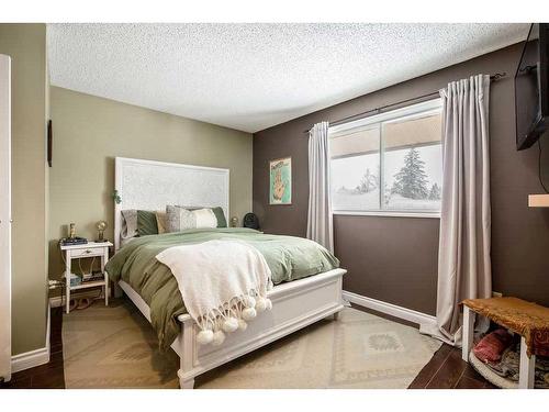 703-2520 Palliser Drive Sw, Calgary, AB - Indoor Photo Showing Bedroom