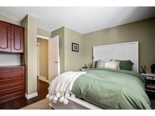 703-2520 Palliser Drive Sw, Calgary, AB - Indoor Photo Showing Bedroom