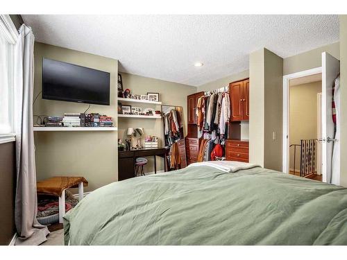 703-2520 Palliser Drive Sw, Calgary, AB - Indoor Photo Showing Bedroom